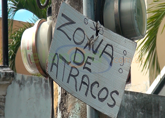 Zona de Atraco dice letrero que aparece en calle principal de urbanización en SFM.jpg01