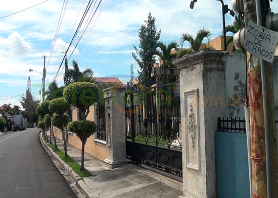 Zona de Atraco dice letrero que aparece en calle principal de urbanización en SFM02