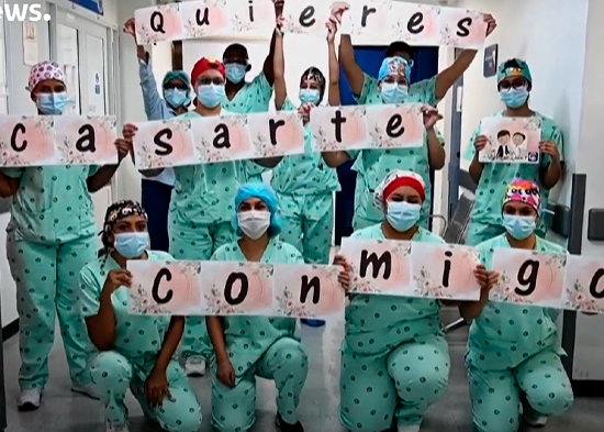 Emotiva petición de mano en un hospital de Colombia