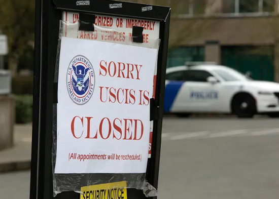 USCIS advierte retrasos en trámites migratorios ante reducción de personal por falta de presupuesto
