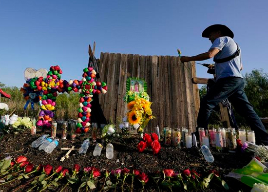 Muertos en San Antonio suman 53; familias buscan respuestas