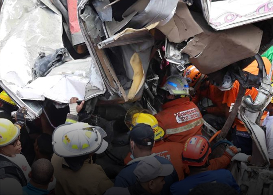 Sacan otros dos cadáveres de autobús sepultado por patana y son siete los fallecidos