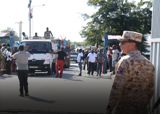 Haitianos se rebelan y reabren frontera