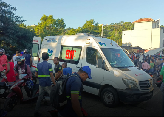 Patana choca con minibús en la carretera Sánchez y se reportan personas atrapadas