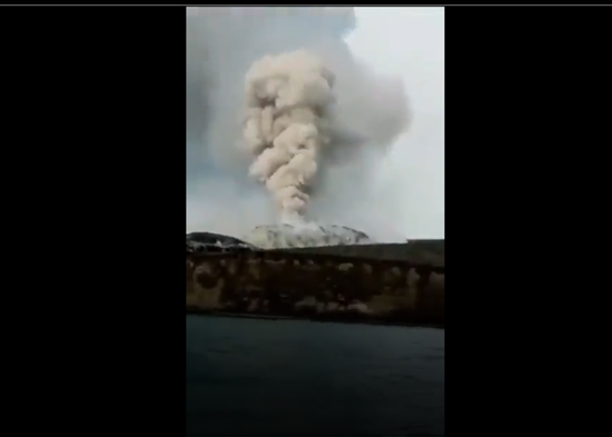 VIDEO: Gran explosión en un volcán indonesio arroja nube de ceniza de 1 km de altura