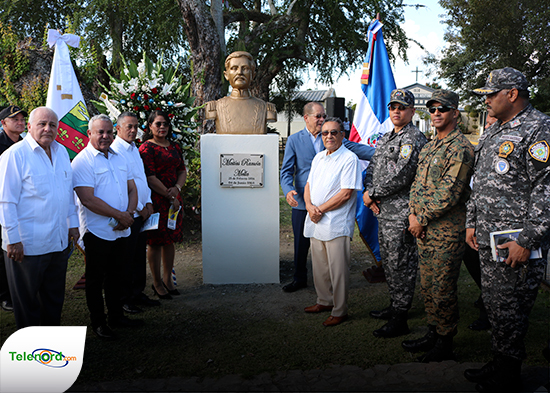 Ayuntamiento de SFM develiza busto a Ramón Matías Mella en su 207 aniversario de nacimiento.