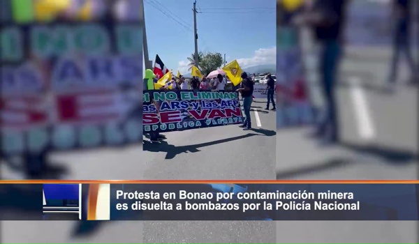 Protesta en Bonao por contaminación minera es disuelta a bombazos por la Policía Nacional.