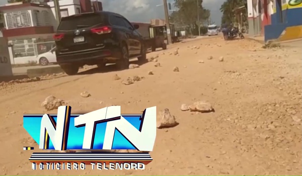 Bloquean carretera en La Reforma de Villa Riva exigiendo su reconstrucción.