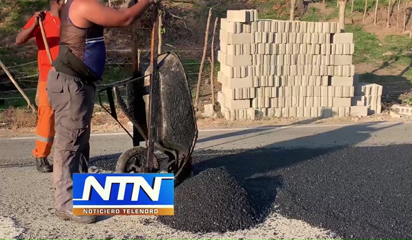 MOPC y Ayuntamiento realizan operativo de bacheo en carretera Tenares-Gastar Hernández.