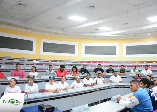 Imparten conferencia sobre alimentación saludable en UCNE