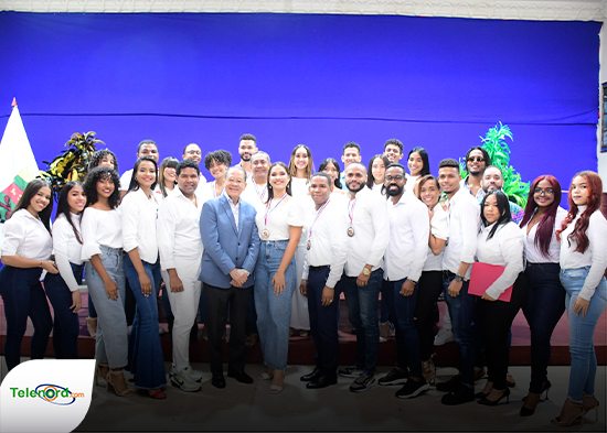 Ayuntamiento reconoce a comparsa de carnaval que representó a SFM