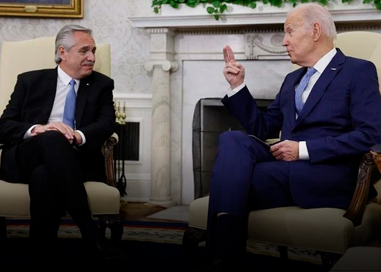 Alberto Fernández vuelve a Argentina con el apoyo de Biden frente a la crisis