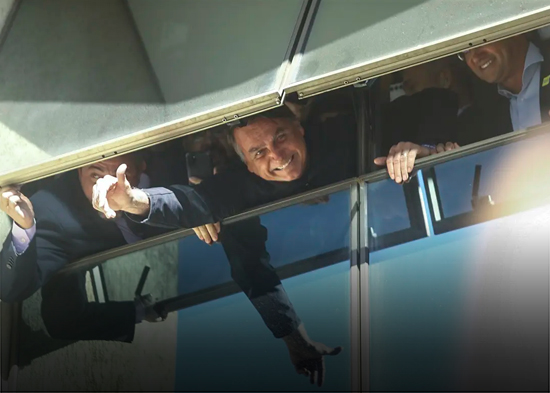 Bolsonaro regresa a Brasil después de tres meses en Estados Unidos