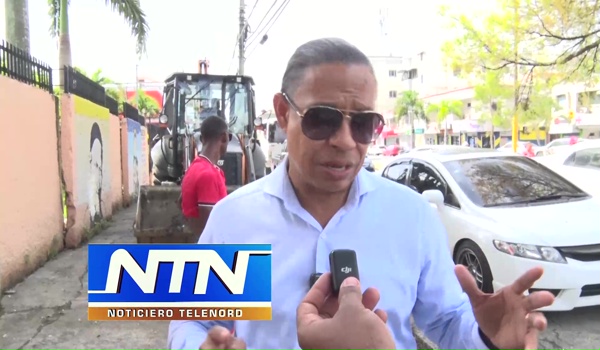Alcalde Alex Díaz inicia limpieza de aceras en calles de SFM