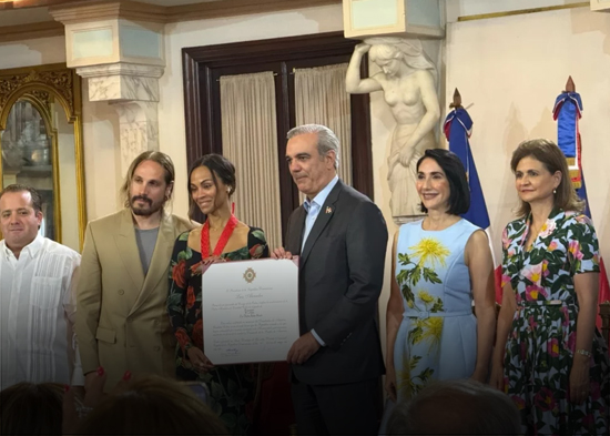 Presidente Luis Abinader condecora a Zoé Saldaña con la Orden Heráldica de Cristóbal Colón