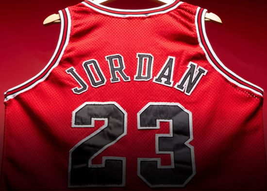 Venden una camiseta del año de novato de Michael Jordan con los Bulls por 4,2 millones  