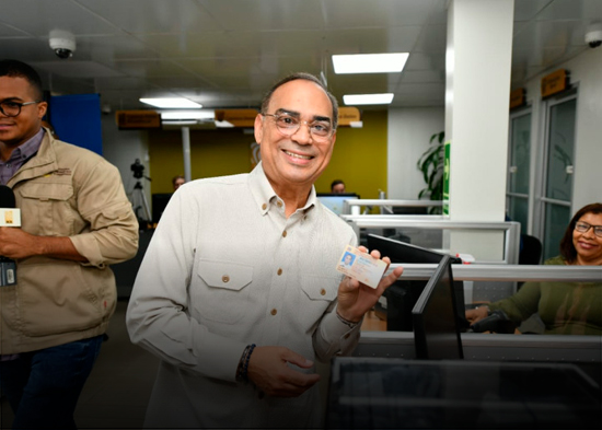 Gilberto Santa Rosa recibe cédula dominicana