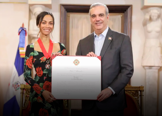 “Fue una sanación venir a este país”, cuenta Zoé Saldaña tras condecoración