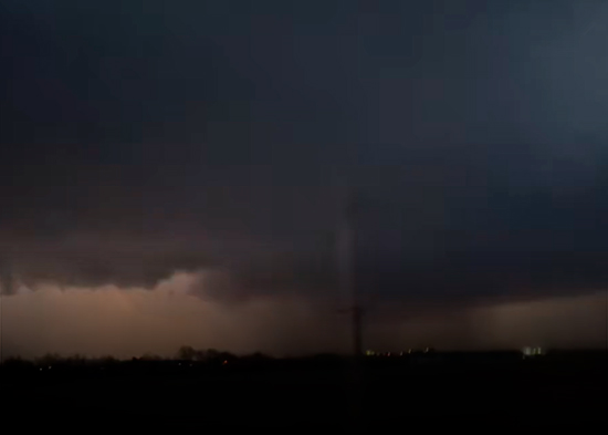 VIDEO: Un enorme tornado arrasa Iowa, atrapando a la gente