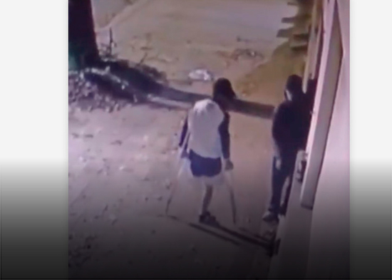 VIDEO: Ladrón sin una pierna y en muletas intenta robar una casa en Argentina