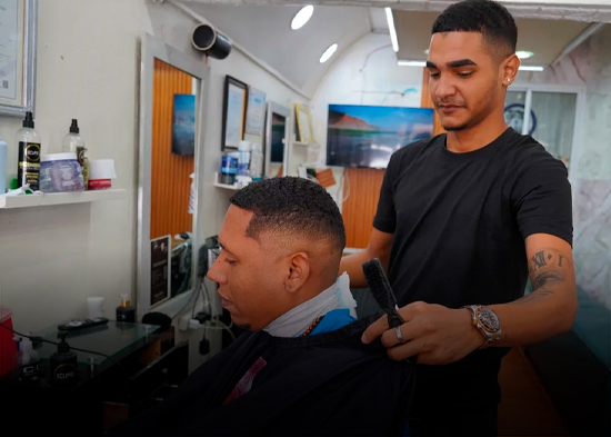Muchas barberías exceden horario y venden bebidas