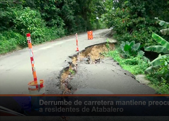 Derrumbe de carretera mantiene preocupados a residentes de Atabalero