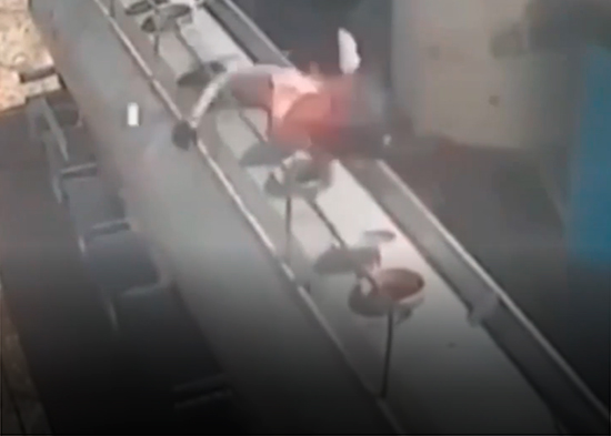 Trabajador abre un camión cisterna con un cigarrillo en la boca y sucede esto (VIDEO)