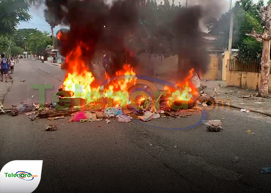 Protestan en comunidad de Cenoví exigiendo el arreglo de sus calles