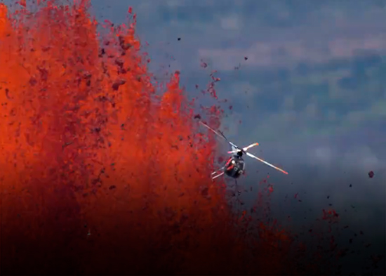 VIDEO: Alucinante vuelo de un helicóptero con violenta erupción de un volcán de fondo