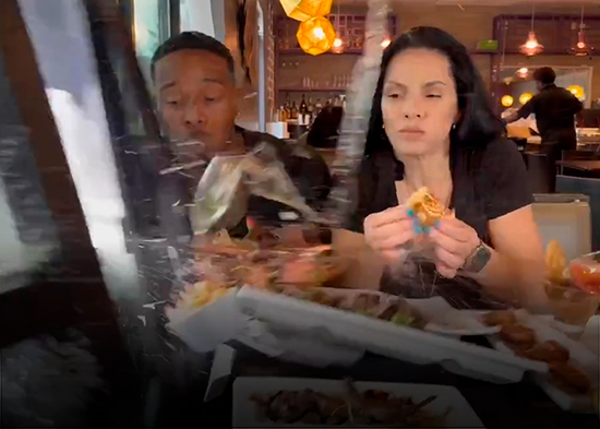 IMPACTANTE VIDEO: Blogueros se salvan de milagro de ser arrollados por un coche que se empotró contra el restaurante en el que comían