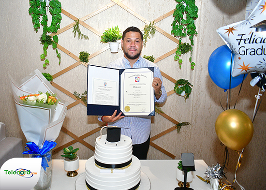 Imanol Rosa Martínez celebra su título en arquitectura