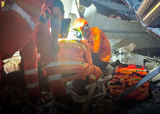 Un internado se derrumba en Indonesia mientras los estudiantes rezaban