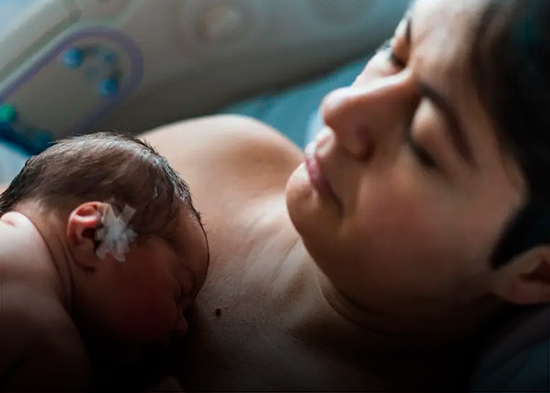 ¿Tuviste cesárea y no puedes dormir? Estudio revela por qué el dolor afecta tu descanso