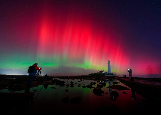 Tormentas solares generan coloridas auroras boreales que se ven mucho más lejos de los polos
