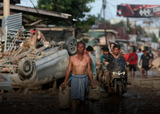 Ascienden a 921 los fallecidos por las inundaciones en Indonesia