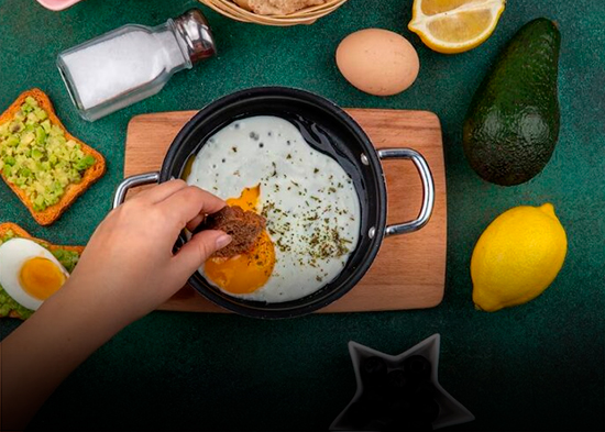 ¿Es mejor desayunar salado? Qué recomiendan los nutricionistas para controlar el hambre y evitar el picoteo