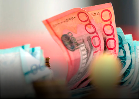 Se cobra hoy... y mañana no queda nada: el misterio del doble sueldo dominicano