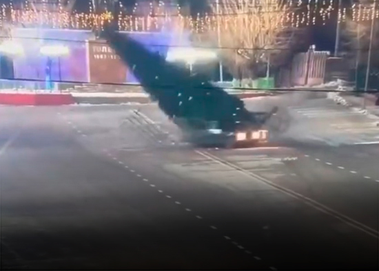 VIDEO: Conductor monta un 'show' de derrapes, pero pierde el control y tumba un árbol de Navidad