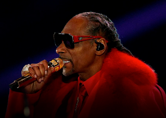 Snoop Dogg encabeza el show de medio tiempo navideño de la NFL