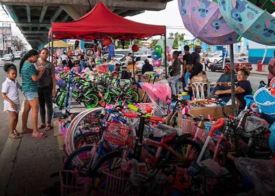 Padres mantienen tradición del Día de Reyes pese a altos precios de los juguetes