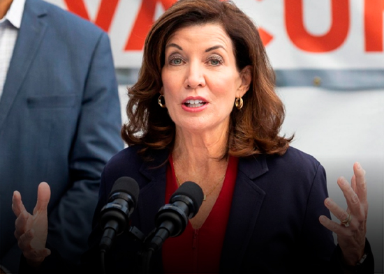 Gobernadora NY anuncia reducción costo seguros de autos; miles dominicanos se beneficiarán