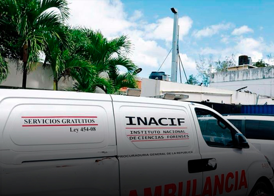 Accidente en la autopista Las Américas deja un fallecido, dos heridos y un vehículo quemado