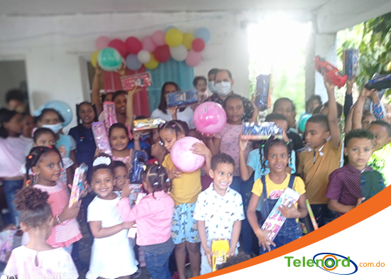 Fundación Tiempo Infantil dona juguetes a los niños de San Felipe Abajo de Pimentel