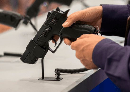 Nueva York se dispone a restringir armas en público tras fallo del Supremo