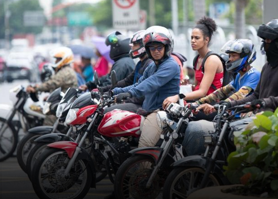 Aprueban proyecto de ley que busca multar con 100 salarios mínimos a motoristas que calibren