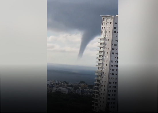 Reportan formación de una tromba marina en el malecón de Santo Domingo
