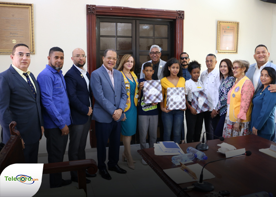 Entregan premios a los ganadores del concurso “Cartel De La Paz” en SFM