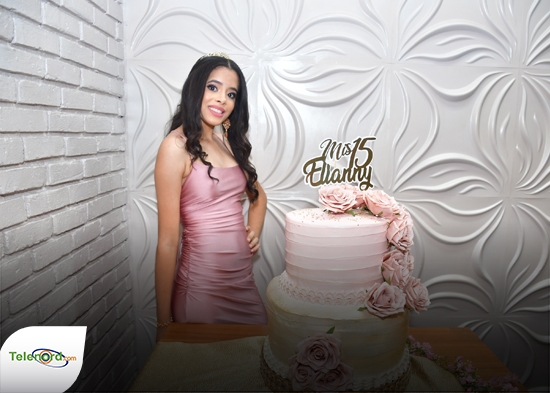 Elianny Martínez Arzeno celebra sus 15 primaveras