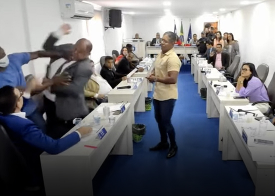VIDEO: Intercambio de puñetazos en plena sesión de un Consejo Municipal brasileño