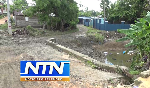 Moradores de La Islita solicitan elevación de puente y reparación de calles tras inundación